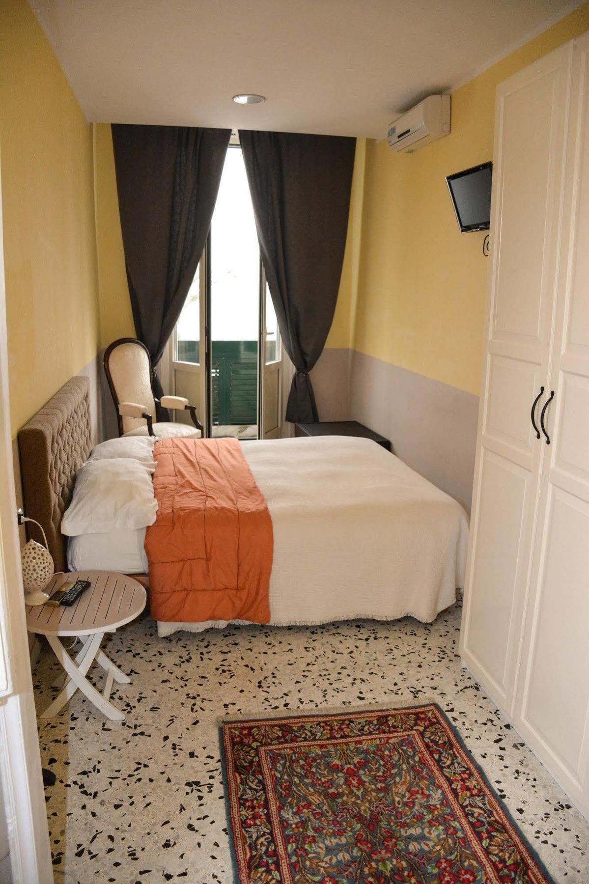 B&B Le Colonne Brindisi Exterior photo